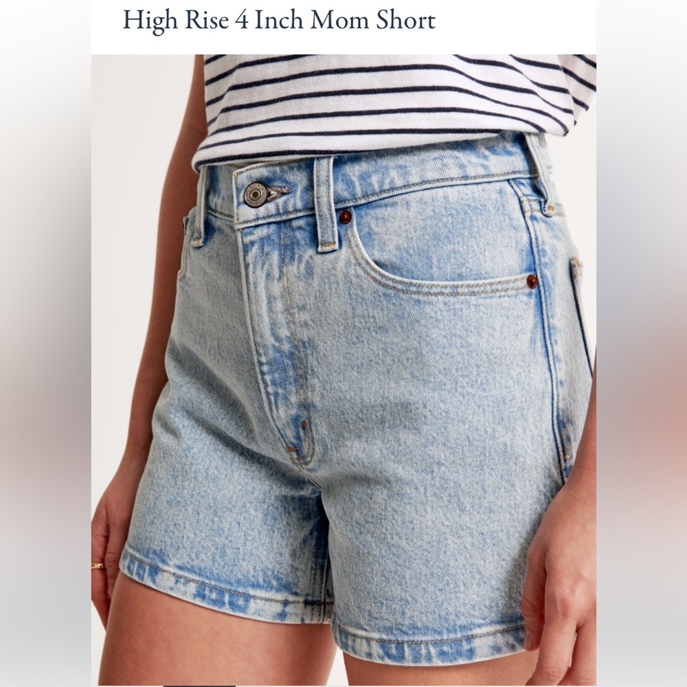 Abercrombie High Rise 4 Inch Mom Short | Medium/Light Wash | Size 31